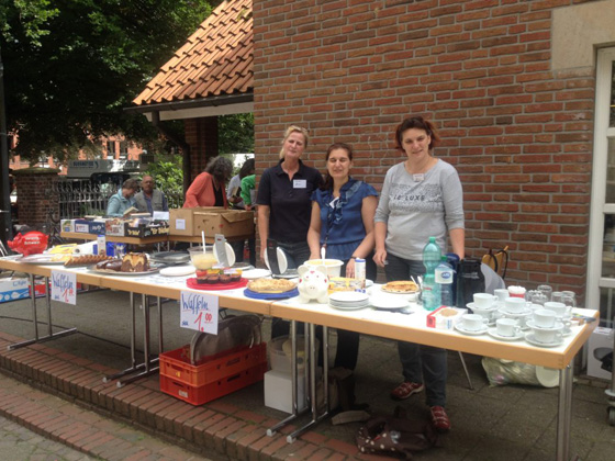 Verkauf von Kaffee, Waffeln und Kuchen beim Bücherflohmarkt am 30.06. und 07.07.2017 in Roxel. © Foto: Förderverein Marienschule Roxel